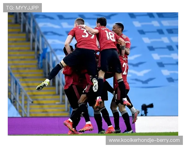 曼联防线屡遭打穿,整体结构问题凸显,稳定性面临考验 曼联防线屡遭打穿,整体结构问题凸显,稳定性面临考验